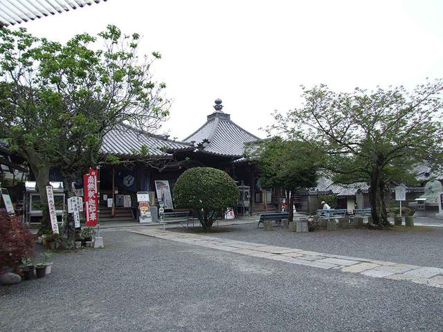 画像: 73番札所 出釈迦寺。幼少時に弘法大師が身を投げたとされる。