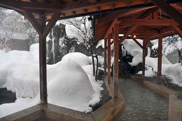 画像: 足湯で雪見ができる平湯温泉。