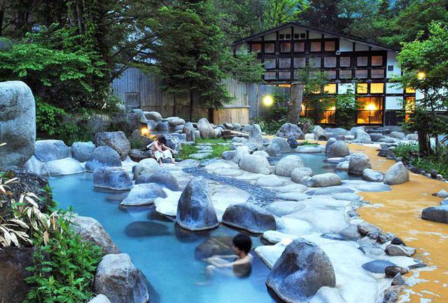 画像: ひらゆの森 名物の露天風呂に加え、内湯と広い休憩室に食事処などの充実した設備を有する、平湯温泉の日帰り温泉施設。