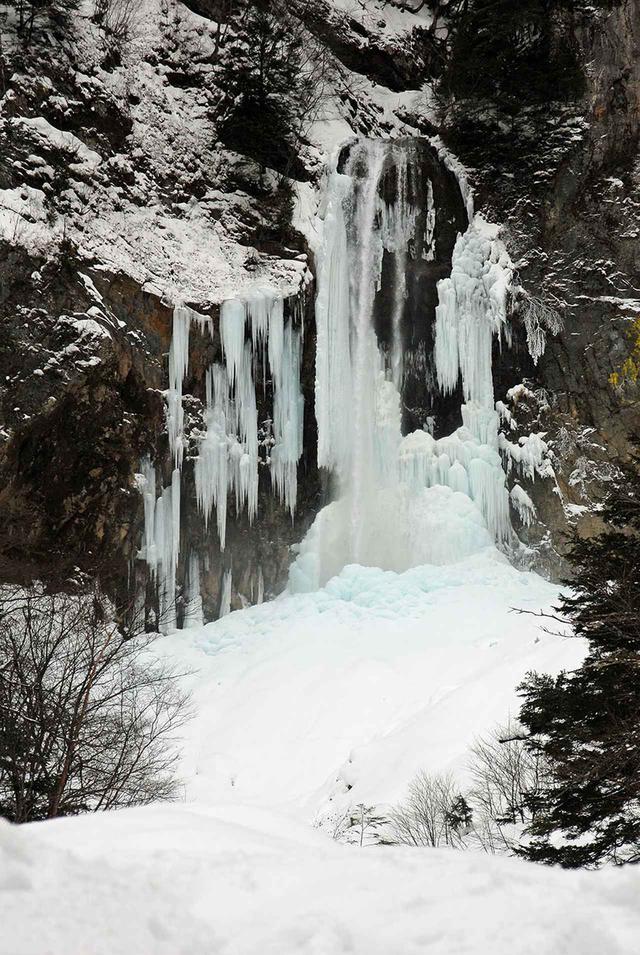画像1: 氷爆化する「平湯大滝」