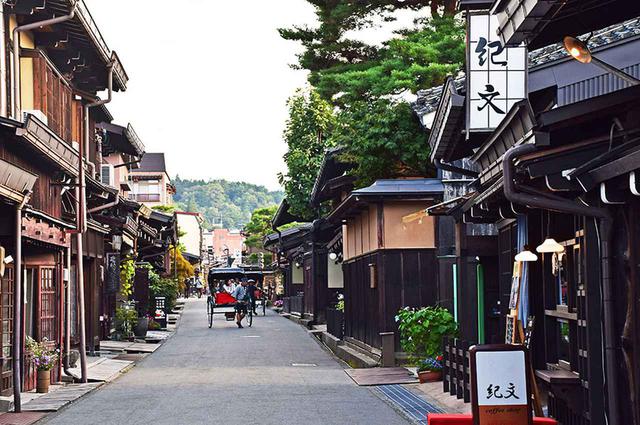 画像: 人力車が絵になる三町の重要伝統的建造物群保存地区。
