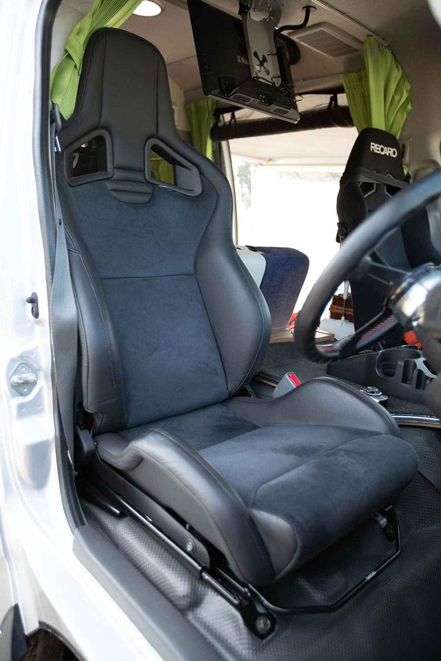 画像2: 運転席はレーシーな装い