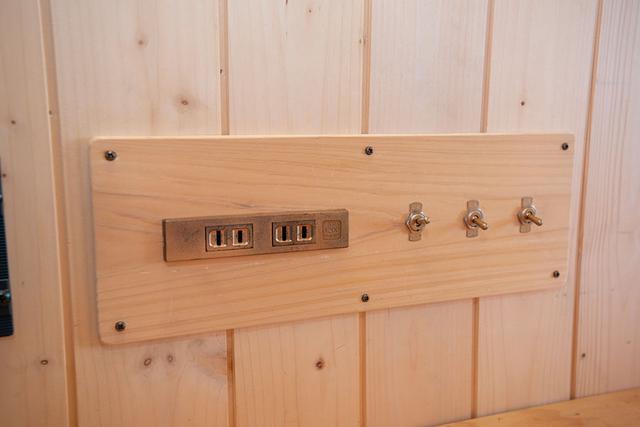 画像: スイッチやコンセントもこだわりの仕様。インバーターが組み込まれていて100V2000Wまでの家電が使える。仕事でも電動工具を使いたいため、出力は高め。