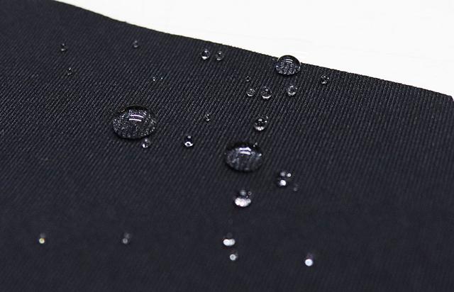 画像: シワになりにくいこだわりの生地には撥水機能、速乾性、ストレッチ性、耐候性、UVカット、耐久性を備えた頑丈なタープ布を採用。日光、雨、風、雪から荷室と人を守る。
