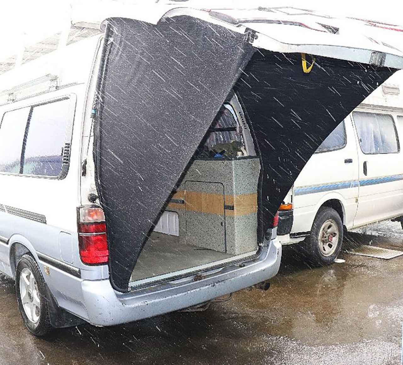 画像: 4~5mの強い風にも耐える仕様で横風をブロック。雨もブロックし、荷室が濡れる心配もない。