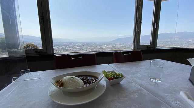 画像: ②「展望レストラン」で絶景&ゴージャスな“勝沼ワイン料理”に舌鼓!