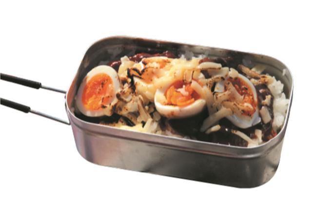 画像: 人気のメスティンで炊飯。フタごとひっくり返してサッと火にかけるとチーズがとろり。