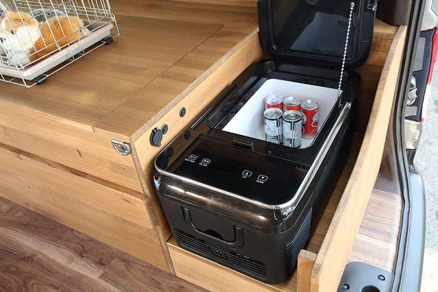 画像: 18ℓのDC冷蔵庫も標準装備。リチウムイオンバッテリーを2つ備え、DCクーラーと同時使用も可能だ。