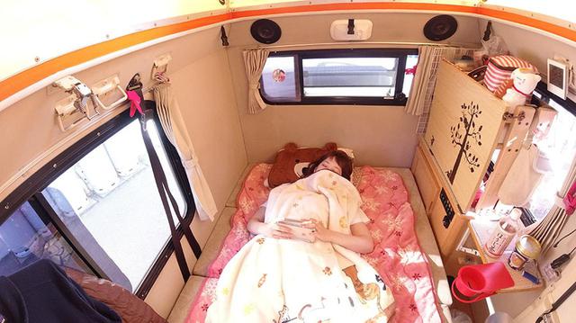 画像: 気温が高くても、テントむしの特徴である大きな窓を開ければ、さらりとした風が通り抜ける。外気をたくさん取り入れられるポップアップルーフは、湿度が低くエアコンいらずの夏の北海道にこそ、最適なのかもしれない。
