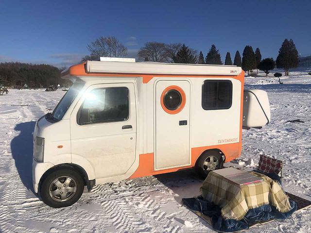 画像: 冬はなんと屋外で、雪上コタツ!?