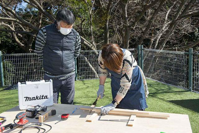 画像: 元大工でキャンピングカーに乗っていた北澤さんがサポートしてくれる。