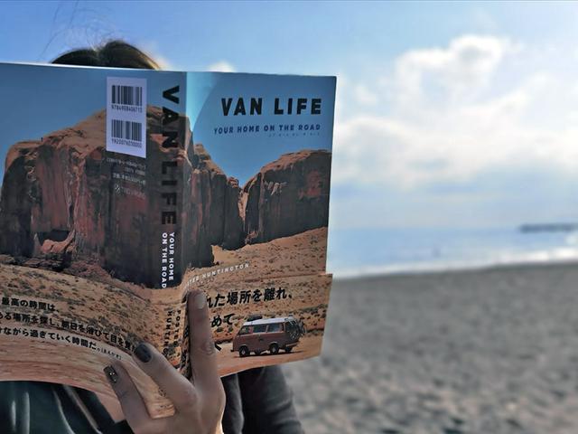 画像: 海外バンライファーの情報が詰まったビジュアルブック。もっと自分に心地いいオリジナルの車内を妄想中。