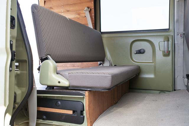 画像: いざとなったら、セカンドシートを出して、4人乗車も可能だ。セカンドシートは折りたたんで、荷室フロアよりも下の位置に収納する仕様。収納時も出っ張りができないので、室内を有効に利用できる。