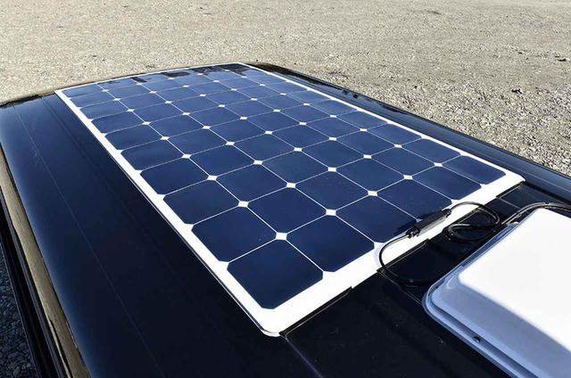 画像: 180W薄型ソーラーパネルと50Ahまで充電できるMPPTコントローラーも装備された。