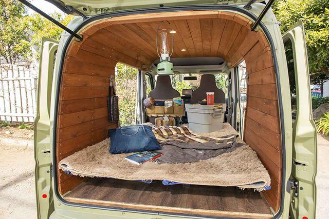 画像2: 荷室にキャンプ用コット
