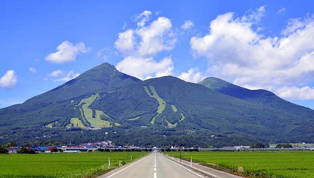 画像1: 磐梯山と猪苗代湖。条件がそろえば雲海も!