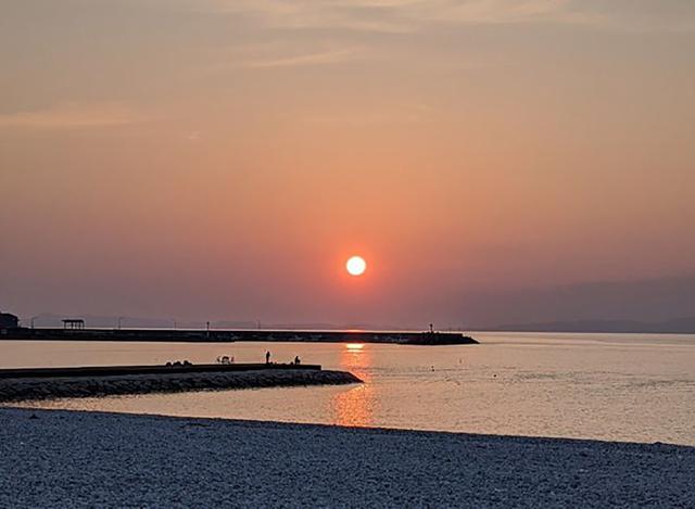 画像: 海が目の前。夕日百選にも選ばれた美しい夕日を眺められる。