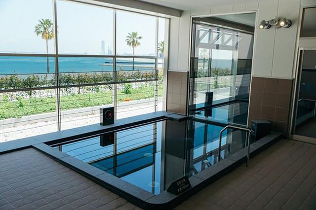 画像: 公園内にある「泉南温泉SORAの湯」。