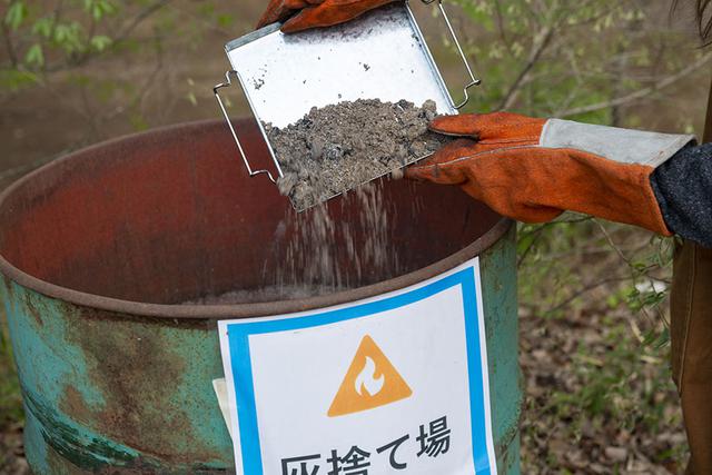 画像: 持ち運べて掃除をしやすい、灰受け皿がかなり便利