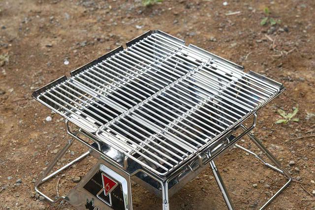 画像: 優れた耐久性のステンレス製極太焼網が装備されている。ハーフサイズ2枚で使い勝手がいい。
