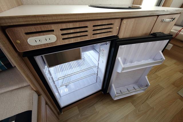 画像: キッチンにはシンク、冷蔵庫を装備する。