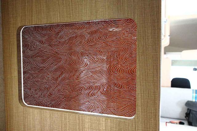 画像: 「伊勢型紙」がガラスに挟み込まれている。