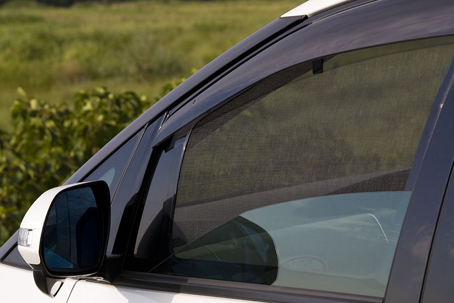 車に網戸があれば夏の車中泊も安心だ！ 装着したまま窓開閉ができる優秀アイテム SOTOBIRA