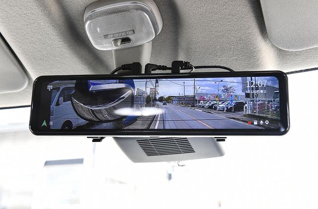 画像: リアに装備品がありルームミラーでは後方の視界が得られないため、バックカメラの映像をルームミラーに映し出している。