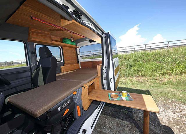 画像: 車中泊カー「リトリートミニ」はホンダ・N-VANベースのバンライフモデルで、各部にリアルウッドを採用した山小屋やコテージのような内装が特徴。