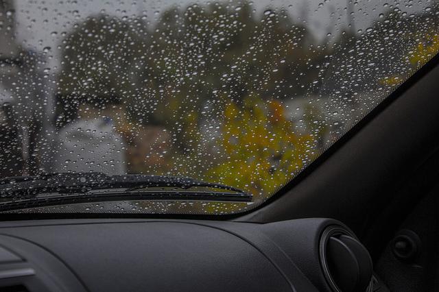 画像: 雨の日の車中泊を安全、快適に過ごすには……