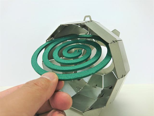 画像: 吊り下げ部は本体内につながっており、蚊取り線香をセットできる。可動式なのでセットも容易。