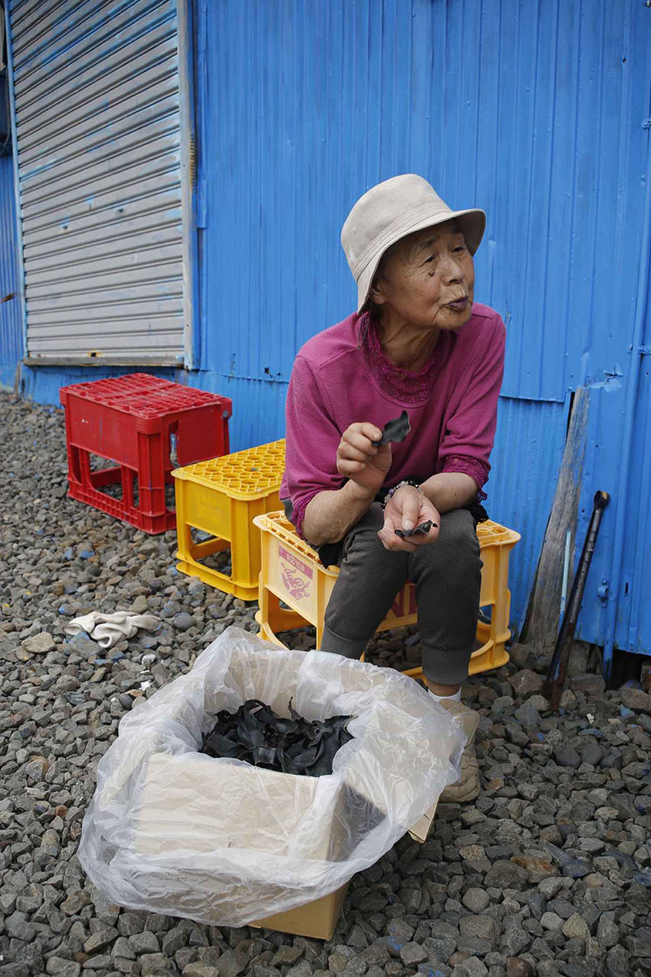 画像: 地元漁師の小松文子さん。笑顔がとてもチャーミング!