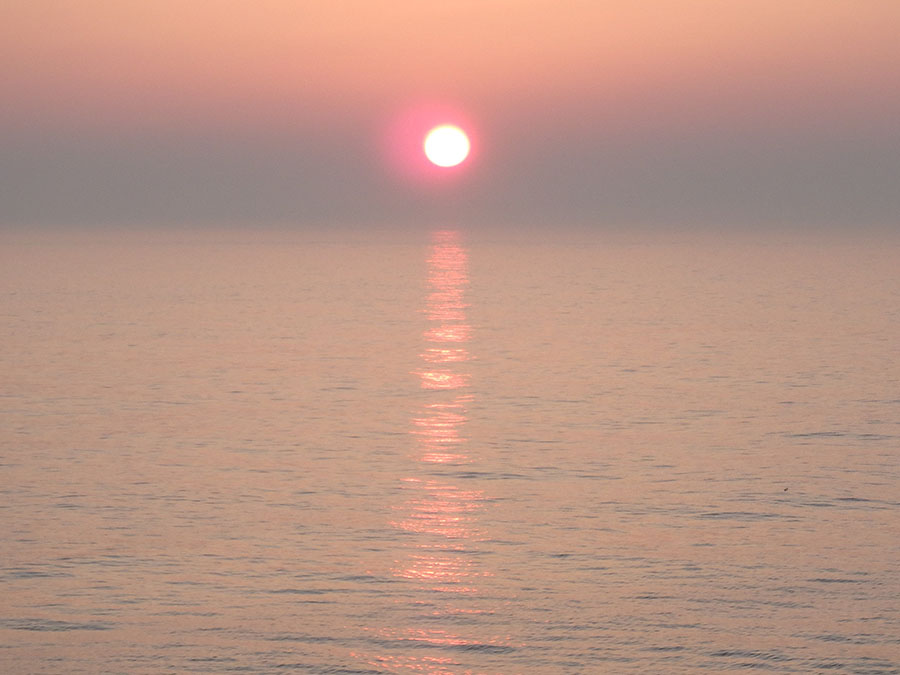 画像1: 【2日目】船から朝日を拝みつつ苫小牧到着。夜は釧路の屋台村で海鮮天国だ!