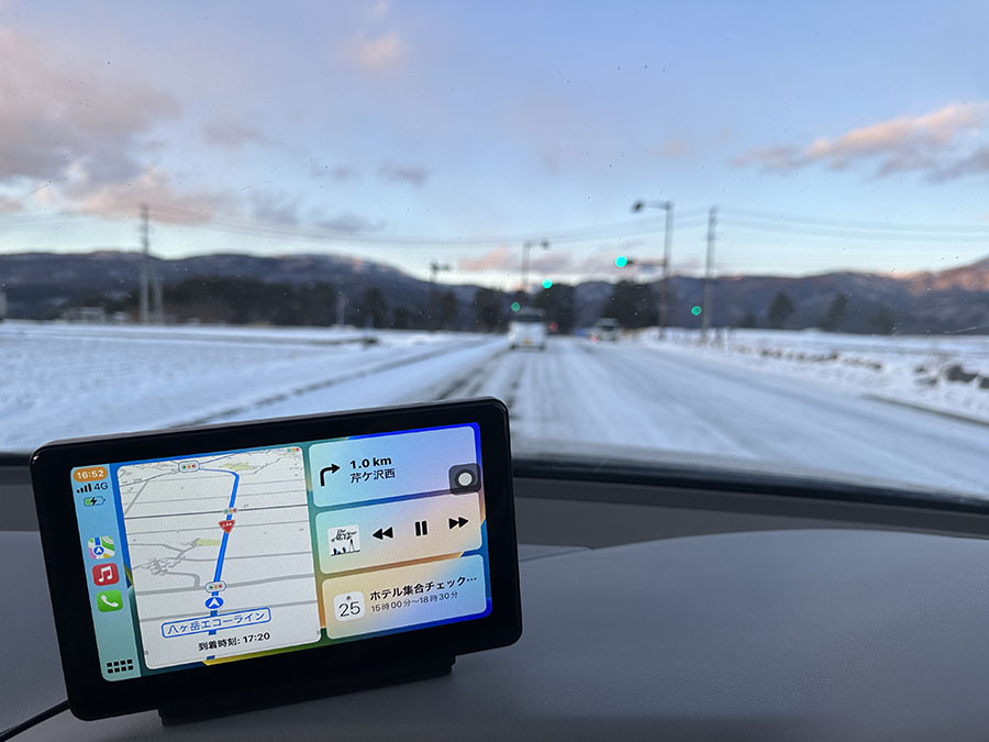 画像: CarPlayは長距離ドライブに最適。高速道路では音楽を聞きながら、一般道では地図を見てと、便利。通話もできるがマイク性能はiPhoneのほうが優秀。