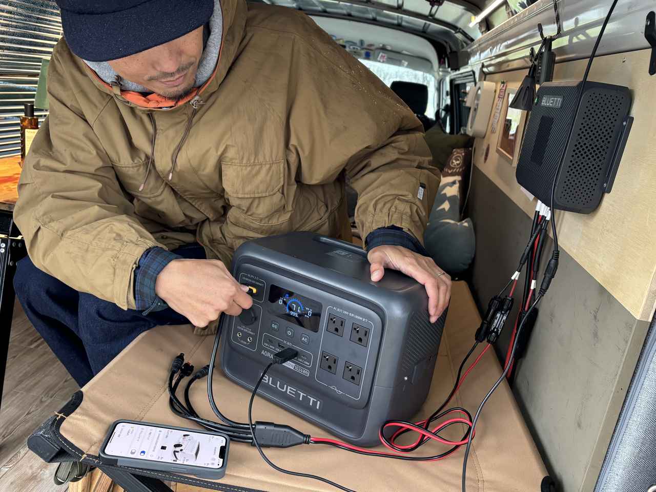 画像: 「Charger 2」に繋いだケーブルをポータブル電源に接続。これで充電準備はOK！　装着後すぐに使用できる「プラグ＆プレイ方式」により、簡単に電源システムが構築可能。