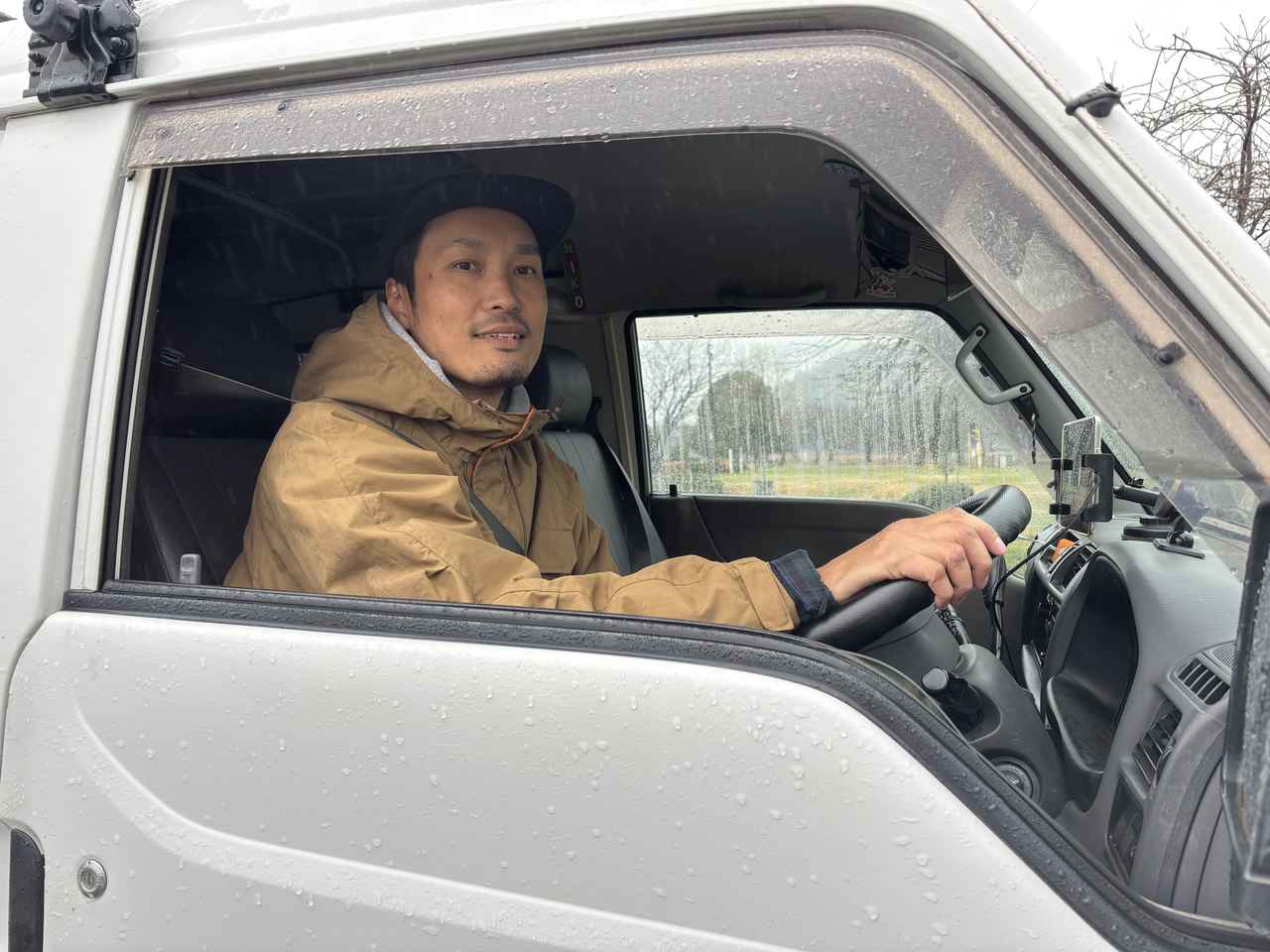 画像: 日常、愛車を運転する時間も距離も長い小濱さん。走行中に充電できることにより、時間や手間を短縮できる。タイムスケジュールを効率化できるという。