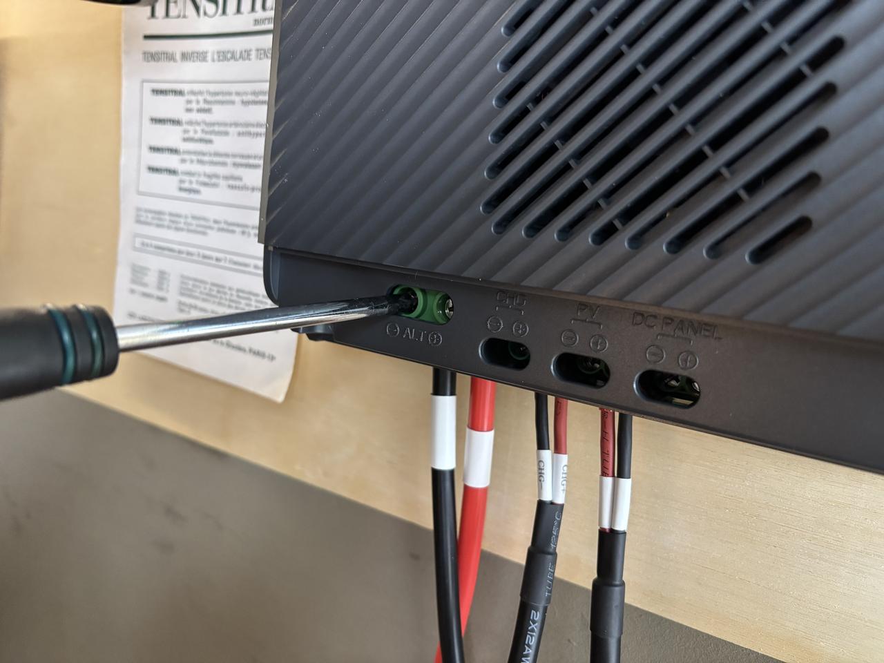 画像: 「Charger 2」の下部カバーを外して、ケーブルをコネクターで固定。数分の作業で接続できる。