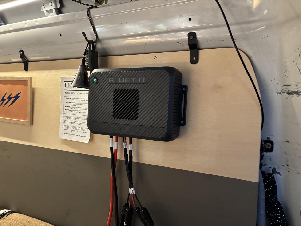 画像: 小濱さんは運転席側の後部側面に「Charger 2」を装着。サイドウインドウにDIYで製作した木製ボードを付け、そのボードにビスで固定。