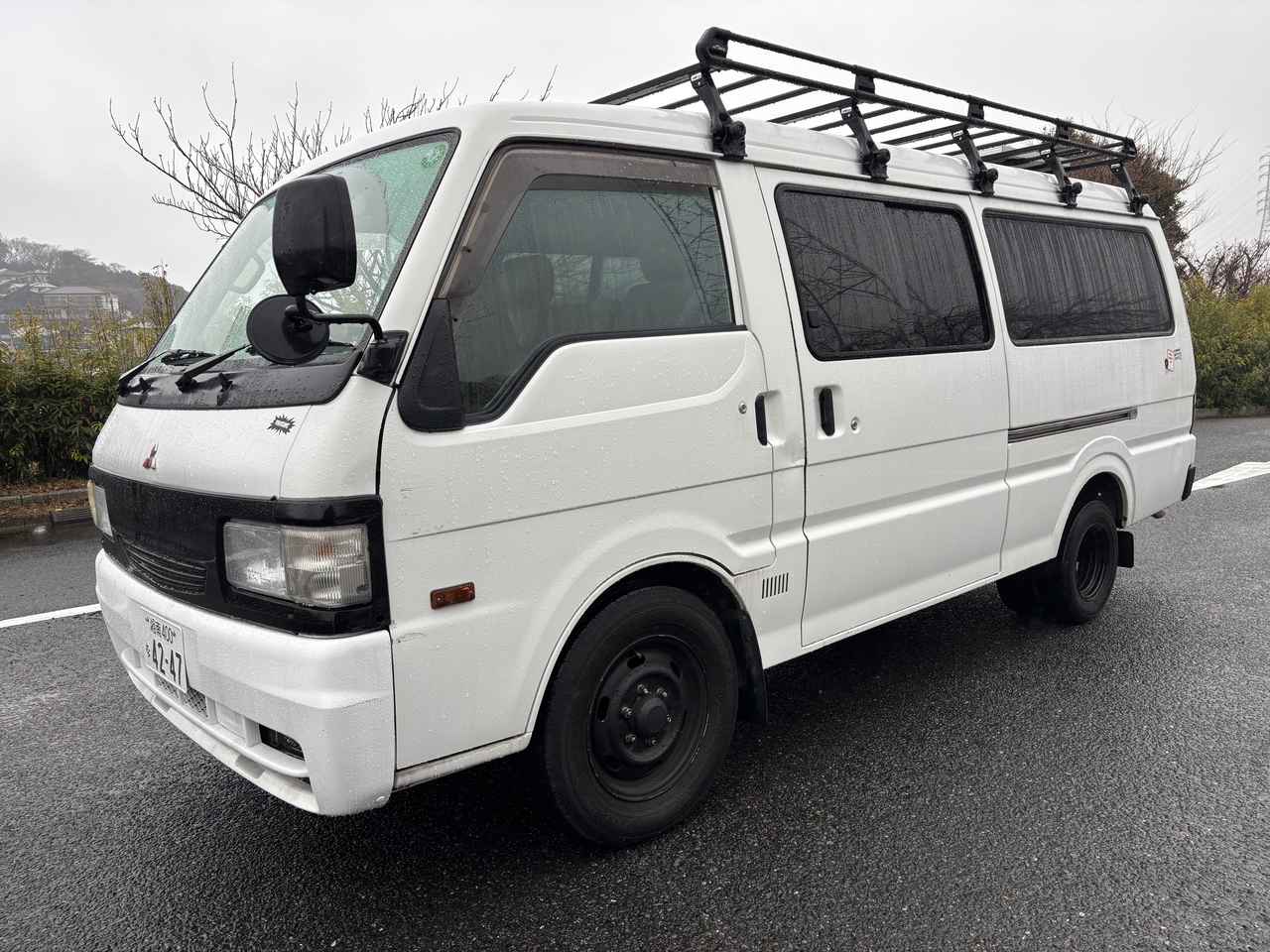 画像: 小濱さんの相棒は、三菱・デリカ カーゴ（マツダ・ブローニイのOEM）。以前は、三菱・デリカ スペースギアを所有していたが、現在はD:5でもなくスターワゴンでもないデリカ。こんなところにも、小濱さんのこだわりがかいま見える。