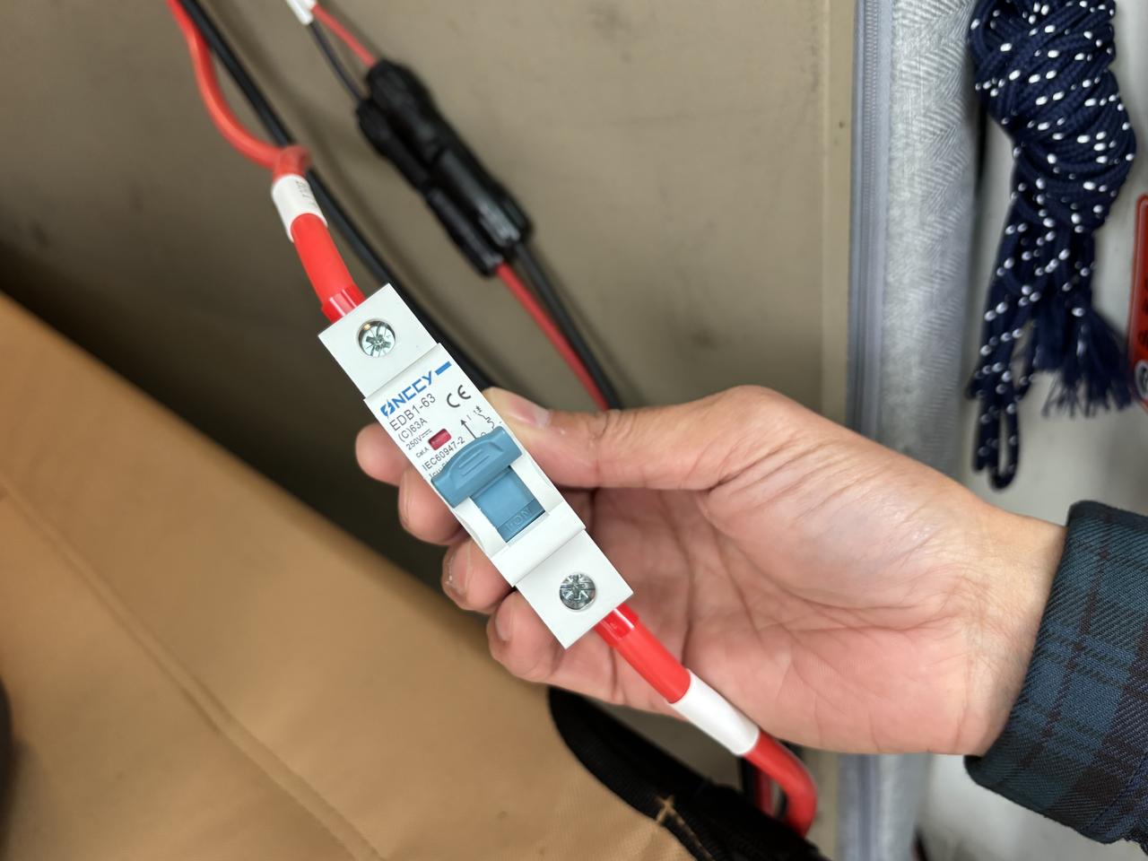 画像: ブレーカーやヒューズもあり。安全性の高さもうれしい。