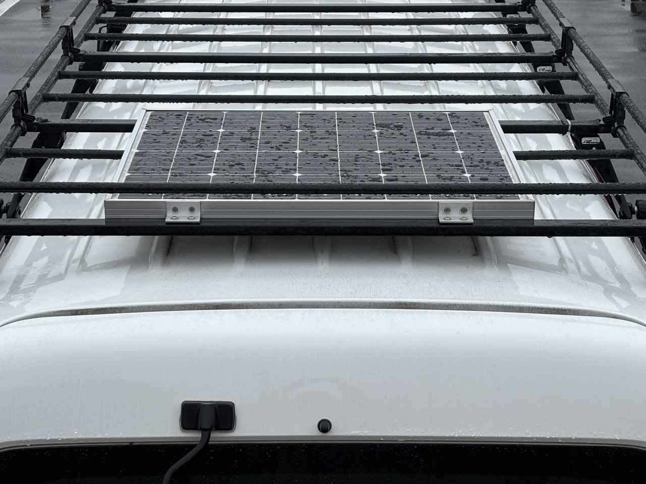 画像: 走行充電だけでなく、ソーラーパネルとの併用も可能。「走行だけ」「日光だけ」ではない充電機能が心強い。撮影時は残念ながら雨天だったが、走行充電だけでも必要十分な電力が蓄えられた。