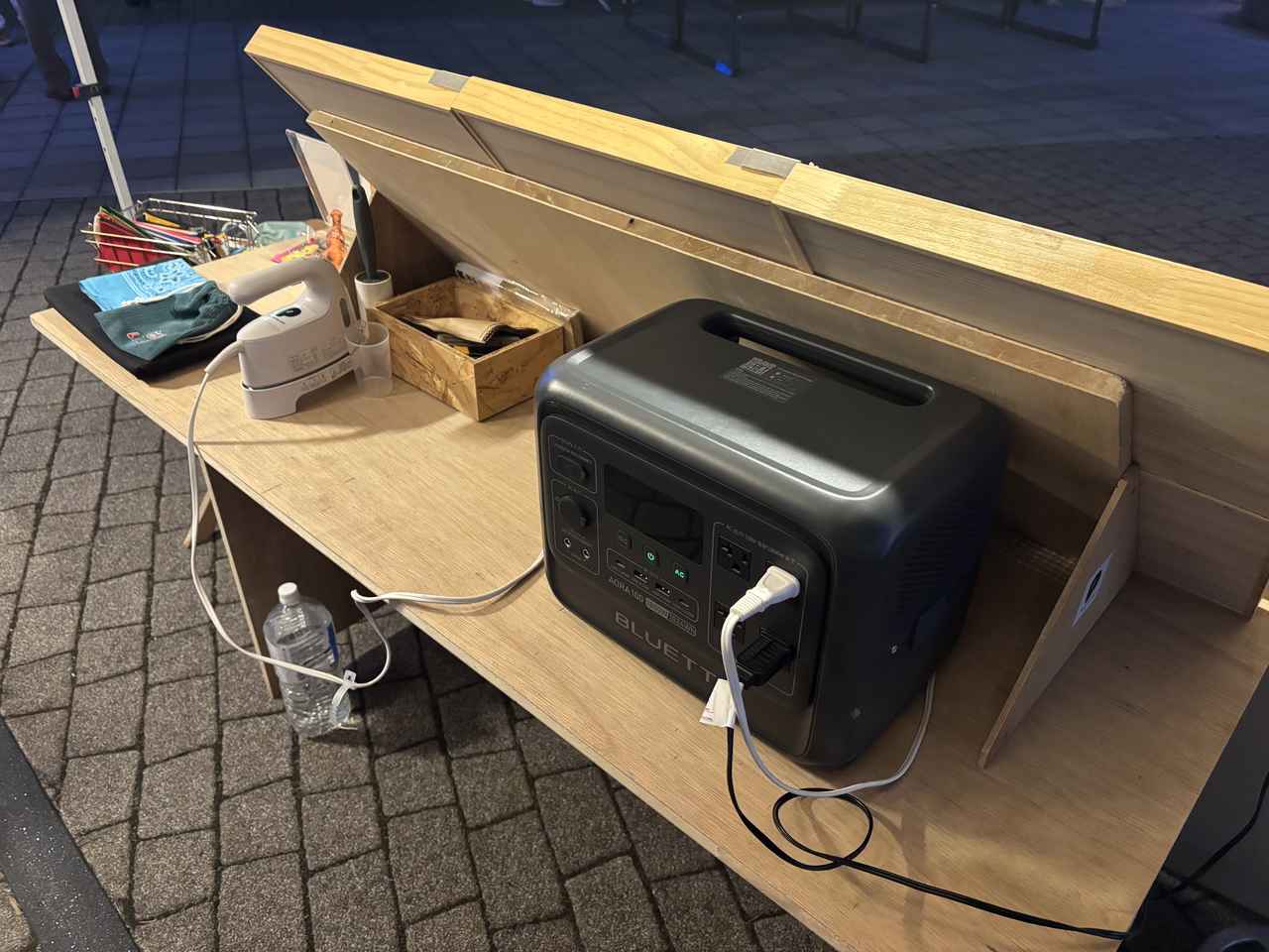 画像: 大井競馬場で開催されたイベントにて。『ワッペンカスタムショップ』なるワークショップの様子。クルマ旅ではVANCAMPで使用するポータブル電源をブースで使用。