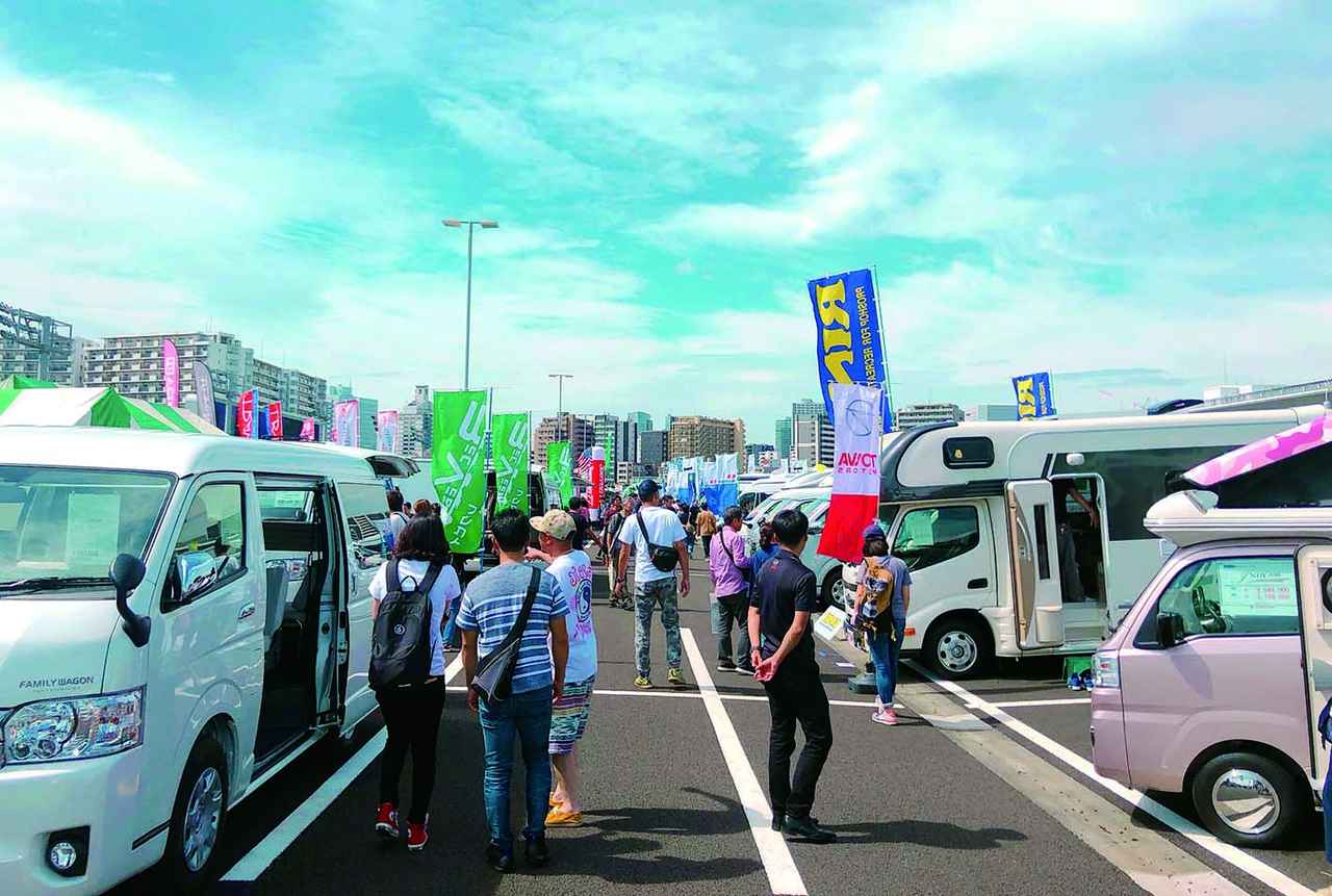 画像: 前回の会場の賑わい！　防災シェルターとしても近年注目を集めているキャンピングカー。クルマを購入する「判断基準」にする人も多くなってきた。