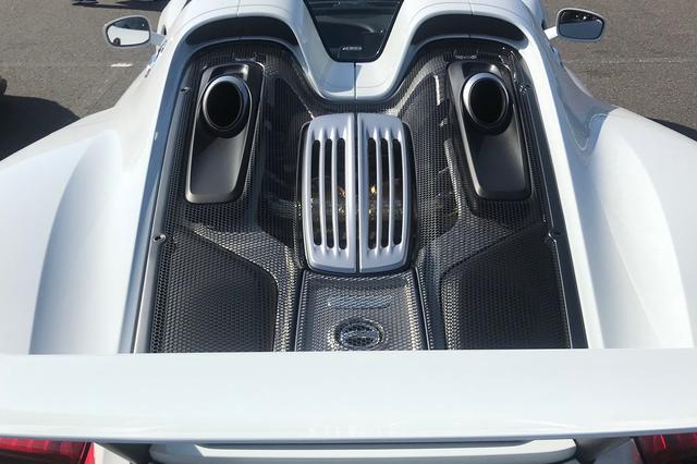 画像3: 「吉田由美、世界限定918台『ポルシェ918スパイダー』に乗る」の巻