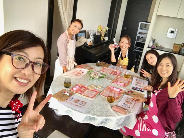 画像1: 女子力はエプロンで決まる!?
ビートルのアイシングクッキーづくり