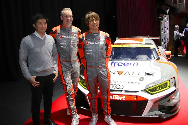 画像: 新しいマシーンの前に立つ富田竜一郎選手(右)、リチャード・ライアン選手(中央)、一ツ山亮次代表(左)。