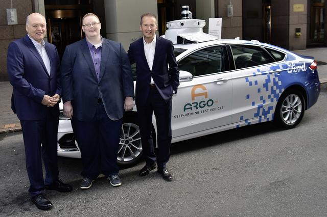 画像: 右から、フォルクスワーゲンのDr. ヘルベルト・ディースCEO、Argo AIのブライアン・サレスキーCEO、そしてフォードのジム・ハケ ット社長兼CEO