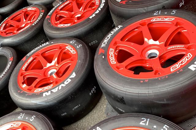 画像2: 灼熱の富士GT500マイルでRAYSの赤いホイールデビュー! そのわけは?