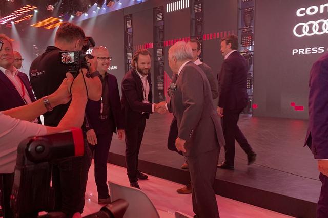 画像3: IAA2019のAudiブースに早く行った人だけが見られた
サプライズ中のサプライズとは!