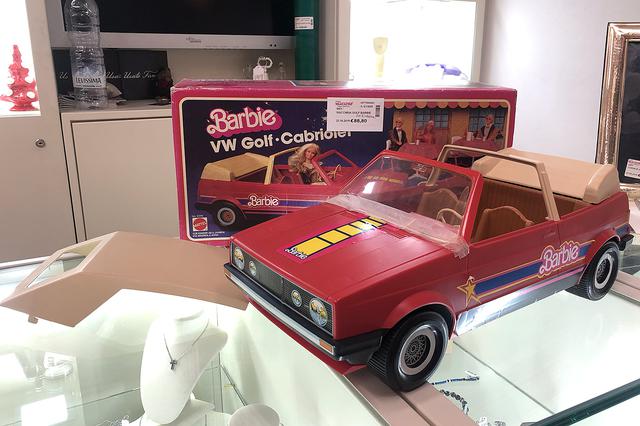 画像2: 実車より生存率低し?
初代ゴルフ・カブリオのバービー仕様